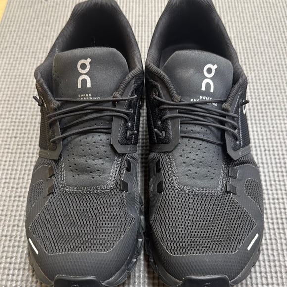 On Running womens  Black Athletic Shoes - Picture 2 of 4